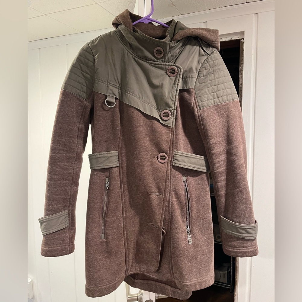Trench-style coat made from “sweatshirt” and cotton. Brown and tan.